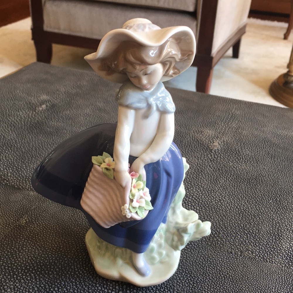 Lladro #5222 Pretty Pickings